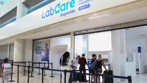 Los turistas se realizaron su prueba de antígenos Los turistas se realizaron su prueba de antígenos