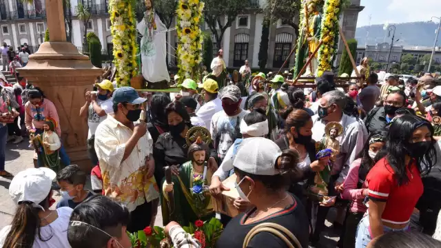 Desde la noche del miércoles miles de fieles llegaron a la iglesia de San Hipólito, en el centro de la Ciudad de México, para venerar a San Judas Tadeo, santo de los asuntos difíciles