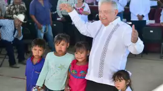 AMLO compartió las fotografías del festejo en sus redes sociales