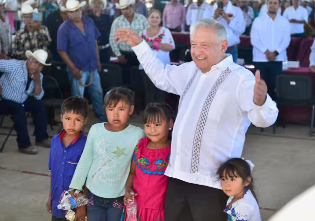 AMLO compartió las fotografías del festejo en sus redes sociales