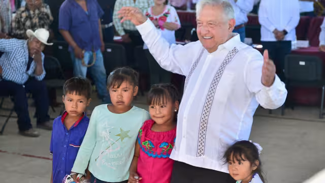 AMLO compartió las fotografías del festejo en sus redes sociales