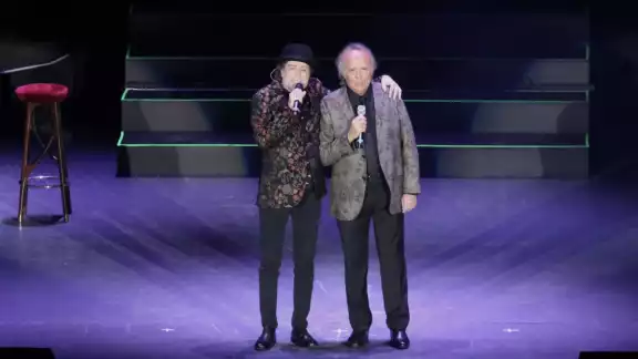 Serrat y Sabina durante un concierto en 2019 Serrat y Sabina durante un concierto en 2019