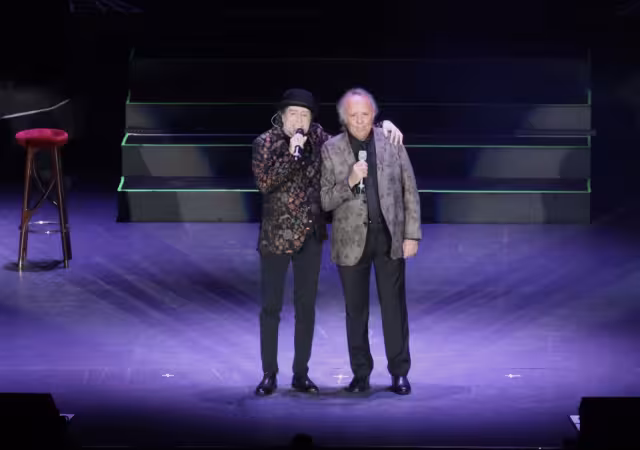 Serrat y Sabina durante un concierto en 2019