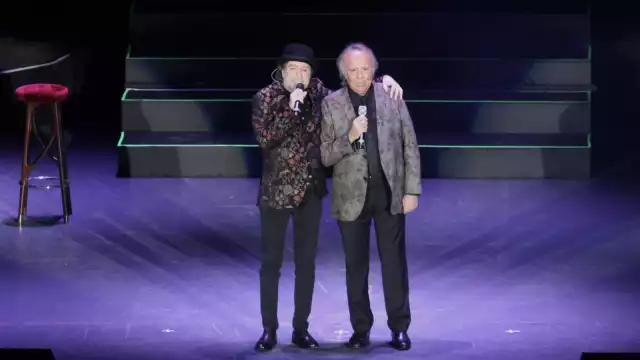Serrat y Sabina durante un concierto en 2019