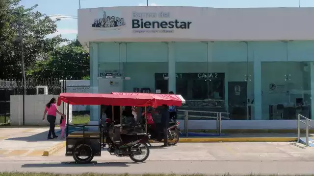 La puerta de cristal del Banco del Bienestar de Seyé se encontró rota