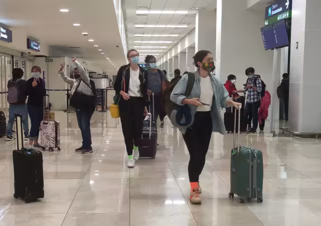 El primer vuelo que aterrizó al aeropuerto de Mérida llegó  a las 4:50 horas, siendo el 448 de Tijuana con más de 100 pasajeros