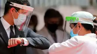 Con el codo es inseguro; OMS propone nuevo saludo (Reuters)