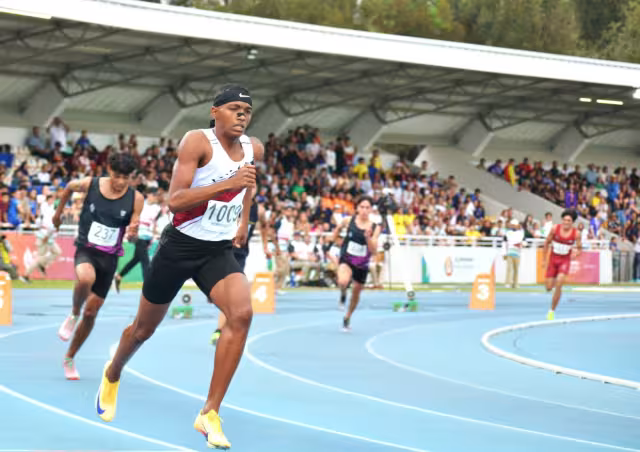 El velocista firmó una actuación dorada en el inicio del atletismo dentro de las actividades de la máxima justa deportiva del país