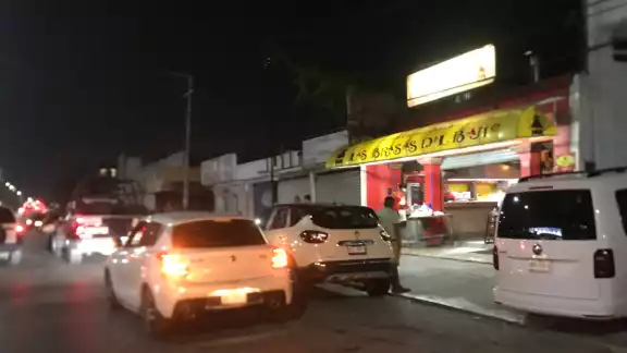 Con lujo de violencia asaltan una taquería en Cancún Con lujo de violencia asaltan una taquería en Cancún