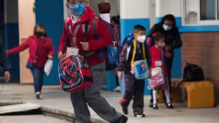 La secretaria de Educación Pública (SEP), Delfina Gómez, aseguró que cada día son más las y los estudiantes que regresan a sus escuelas a aprender y convivir con sus compañero