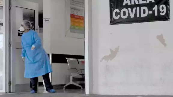 El pasado mes de junio, se registró un nuevo pico de contagios por COVID-19 en Quintana Roo, pasando de 200 a 803 casos en 24 horas