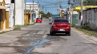 Vecinos denuncian fuga de agua en Champotón; ya está dañando el pavimento