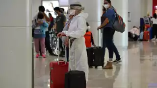 La indumentaria causó revuelo entre pasajeros y trabajadores del aeropuerto