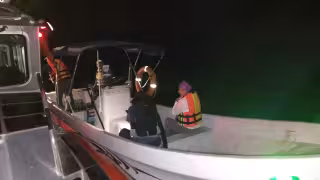 Rescatan a cuatro trabajadores de CONAFOR varados en la Bahía de Chetumal