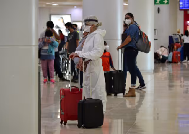 La indumentaria causó revuelo entre pasajeros y trabajadores del aeropuerto