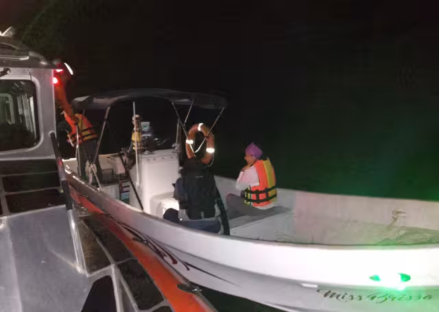 Marina rescata a cuatro trabajadores de CONAFOR varados en la Bahía de Chetumal, Quintana Roo