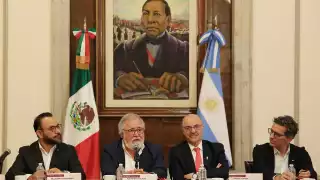 Alejandro Encinas y  Carlos Tomada se reunieron en la Secretaría de Gobernación