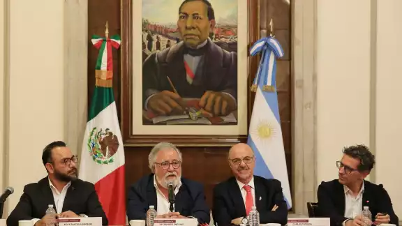 Alejandro Encinas y  Carlos Tomada se reunieron en la Secretaría de Gobernación