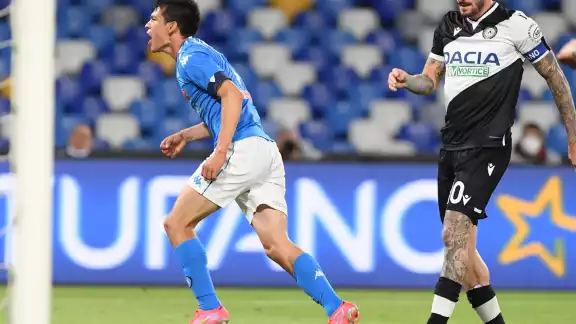Hirving Lozano celebra tras el gol