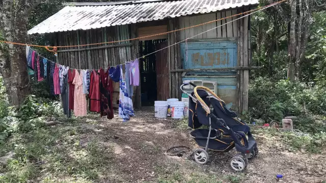 La falta de recursos genera que varias familias vivan en asentamientos irregulares, sin servicios básicos ni espacios para contar con una vida digna en la isla