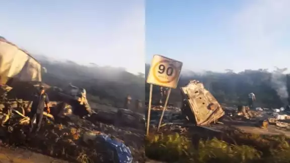 El tráiler quedó hecho chatarra tras el impacto y el incendio El tráiler quedó hecho chatarra tras el impacto y el incendio