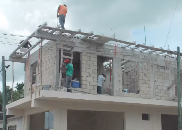 Al no tener trabajo en Chetumal, viajan a Cancún y la Rivera Maya