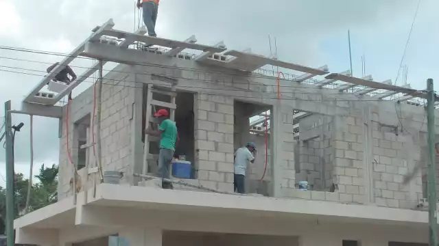 Al no tener trabajo en Chetumal, viajan a Cancún y la Rivera Maya