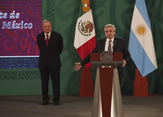 Argentina pide a México respalde su propuesta para que se cedan los derechos de la vacuna