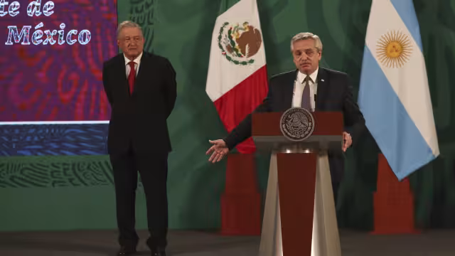 Argentina pide a México respalde su propuesta para que se cedan los derechos de la vacuna