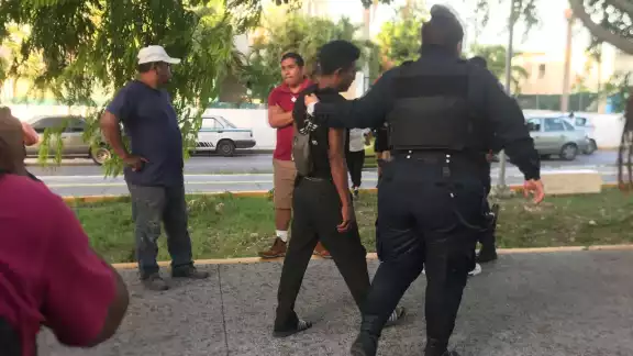 Detienen a mecánico por acosar a una joven en Cancún Detienen a mecánico por acosar a una joven en Cancún