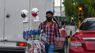 Autoridades de todo el mundo se debaten la eficacia de los viejos cubrebocas reutilizables contra la nueva cepa del COVID-19