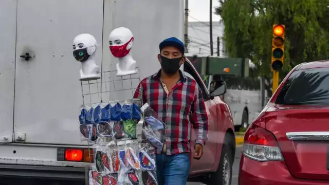 Autoridades de todo el mundo se debaten la eficacia de los viejos cubrebocas reutilizables contra la nueva cepa del COVID-19