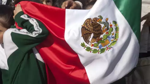 La Bandera de los Estados Unidos Mexicanos es uno de los tres símbolos patrios de nuestro país. La Bandera de los Estados Unidos Mexicanos es uno de los tres símbolos patrios de nuestro país.