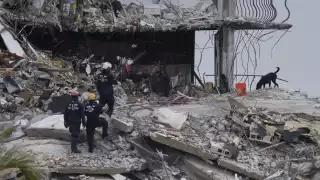 Socorristas de Florida, apoyados por equipos de Israel y México, revisaban los restos de los 55 apartamentos reducidos a escombros