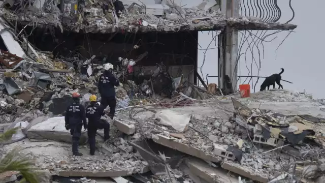 Socorristas de Florida, apoyados por equipos de Israel y México, revisaban los restos de los 55 apartamentos reducidos a escombros