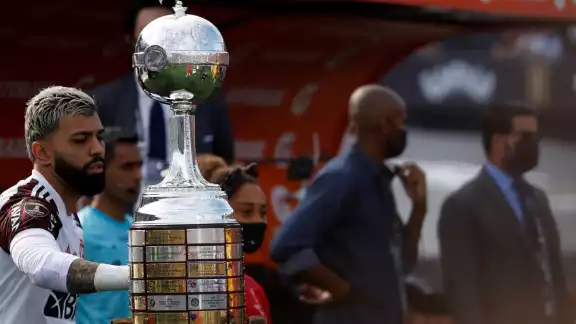 Previo al inicio de la final de la Copa Libertadores, el delantero del Flamengo, Gabriel 'Gabigol' Barbosa toco el trofeo Previo al inicio de la final de la Copa Libertadores, el delantero del Flamengo, Gabriel 'Gabigol' Barbosa toco el trofeo