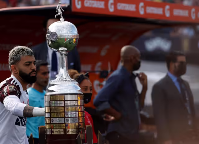Previo al inicio de la final de la Copa Libertadores, el delantero del Flamengo, Gabriel 'Gabigol' Barbosa toco el trofeo