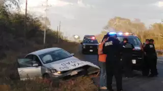 El auto terminó estrellándose contra un poste