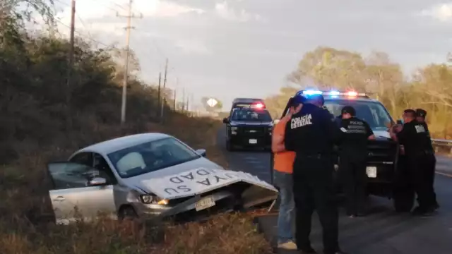 El auto terminó estrellándose contra un poste