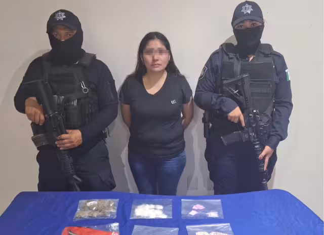 La mujer fue detenida en la carretera federal 307 durante un operativo de las autoridades