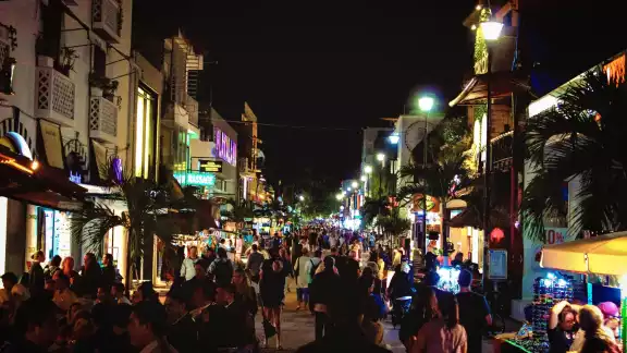 La Quinta Avenida volvió a la 'vida nocturna' La Quinta Avenida volvió a la 'vida nocturna'