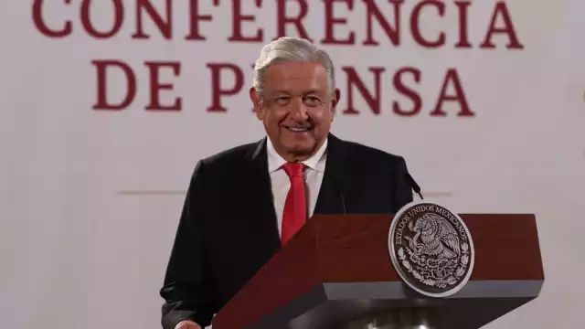 AMLO advierte que Terminal 2 de AICM tiene fallas estructurales graves y sugiere reconstruirla
