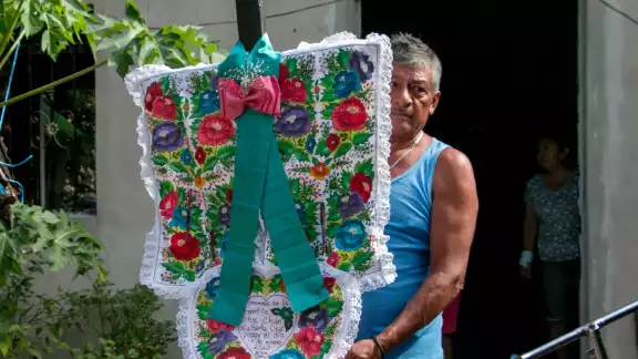 Algunos pobladores reciben a la efigie en sus hogares