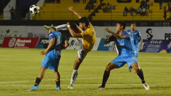 Después de un año, tres mil 433 espectadores se dieron cita en el Estadio Olímpico Carlos Iturralde Rivero
