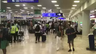 Los vuelos cancelados son nacionales e internacionales