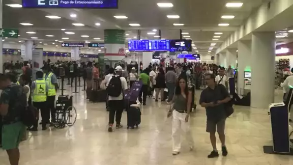 Los vuelos cancelados son nacionales e internacionales