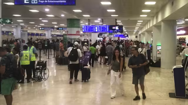 Los vuelos cancelados son nacionales e internacionales