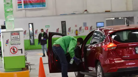 Consulta el calendario de verificación vehicular de la CDMX y conoce en qué triimestre te corresponde acudir a verificar tu vehículo.