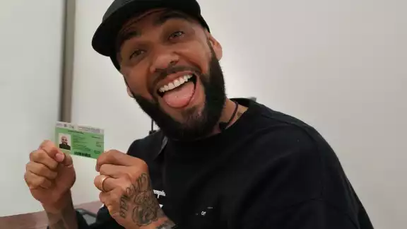 ¡Dani, hermano, ya eres mexicano! Alves recibió su documento migratorio en el INM ¡Dani, hermano, ya eres mexicano! Alves recibió su documento migratorio en el INM