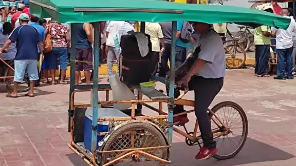 La falta de una fábrica de hielo en la comunidad provoca que tenga que levantarse diariamente a las 5:00 horas para ir por un cuarto de marqueta hasta Peto, Yucatán La falta de una fábrica de hielo en la comunidad provoca que tenga que levantarse diariamente a las 5:00 horas para ir por un cuarto de marqueta hasta Peto, Yucatán